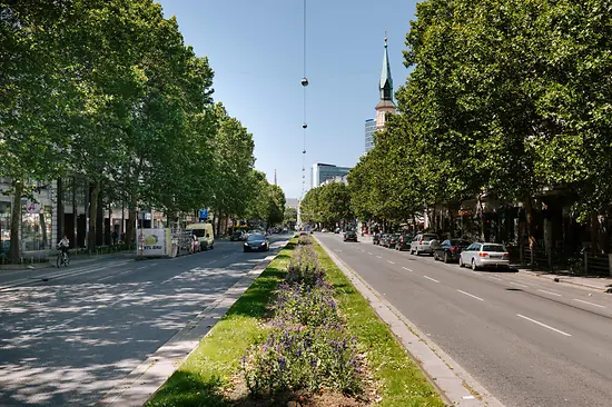 Samochody przed koszarami Rossauer Kaserne. 