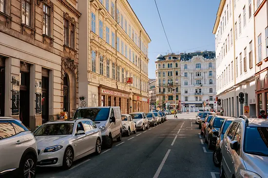 Widok z Kettenbrückengasse w kierunku Wienzeile 