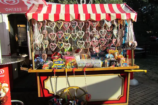 Stand, an dem Lebkuchenherzen ausgestellt sind, im Böhmischen Prater