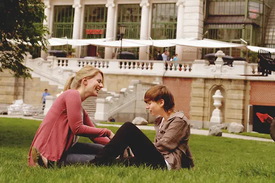 Couple in Burggarten in front of Palmenhaus 