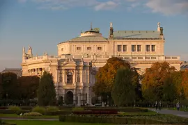 Burgtheater al tramonto, veduta dal Volksgarten 