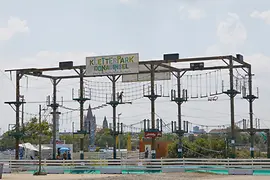 Niños en el parque de aventura de la Isla del Danubio