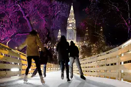 Faire du patin à glace devant l’hôtel de ville 