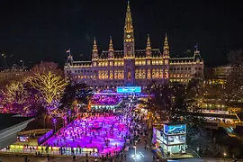 Faire du patin à glace devant l’hôtel de ville 