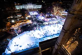 Faire du patin à glace devant l’hôtel de ville