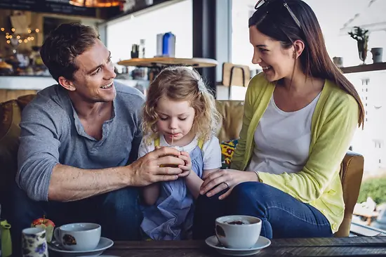 Couple avec enfant dans un restaurant