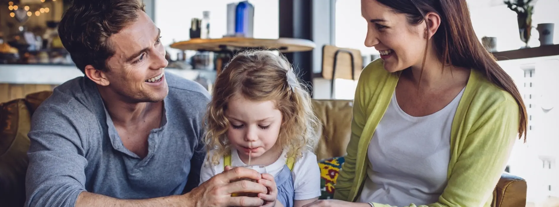 Couple avec enfant dans un restaurant