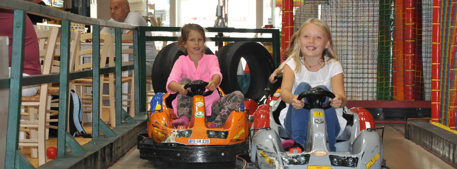 Family Fun Halle, 2 Mädchen am Autodrom-Parcours