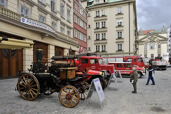 Außenansicht des Feuerwehrmuseums mit historischen Feuerwehren