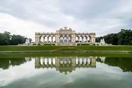 Schönbrunner Schlosspark mit Blick auf Gloriette