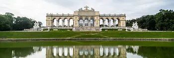 Schönbrunner Schlosspark mit Blick auf Gloriette