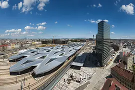 Bahngleise und Bahnsteigüberdachungen von oben