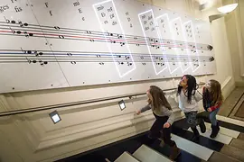 Haus der Musik, Kinder auf der Treppe bei "Stairplay"