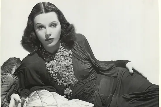 Hedy Lamarr liegend auf der Couch