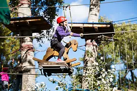 Petite fille au parc d'accrobranche de Gänsehäufelbad