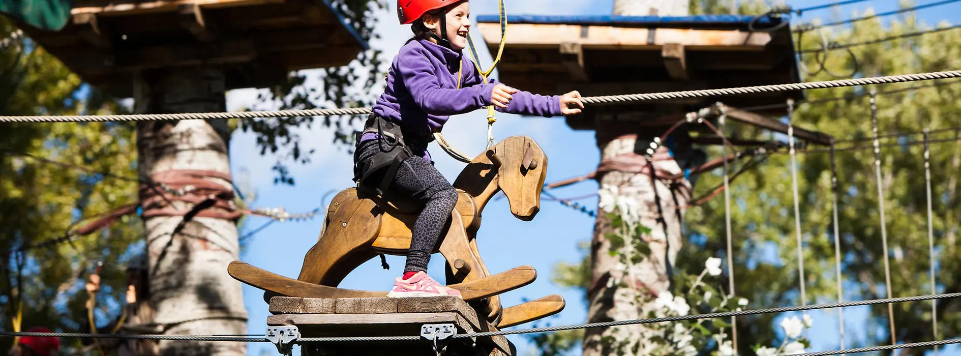 Mädchen im Hochseilklettergarten im Gänsehäufelbad