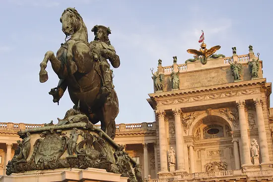 Zamek Hofburg przy placu Heldenplatz