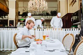 Uomo intento a mangiare una Wiener Schnitzel in un ristorante