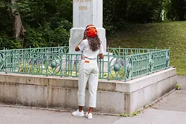 Mujer delante de la estatua de Beethoven