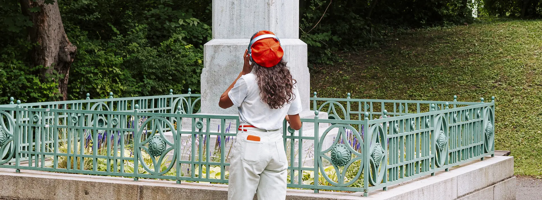 Frau vor Beethoven-Denkmal