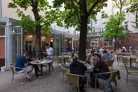 Kent, Außenansicht mit Blick in den Gastgarten mit Gästen 