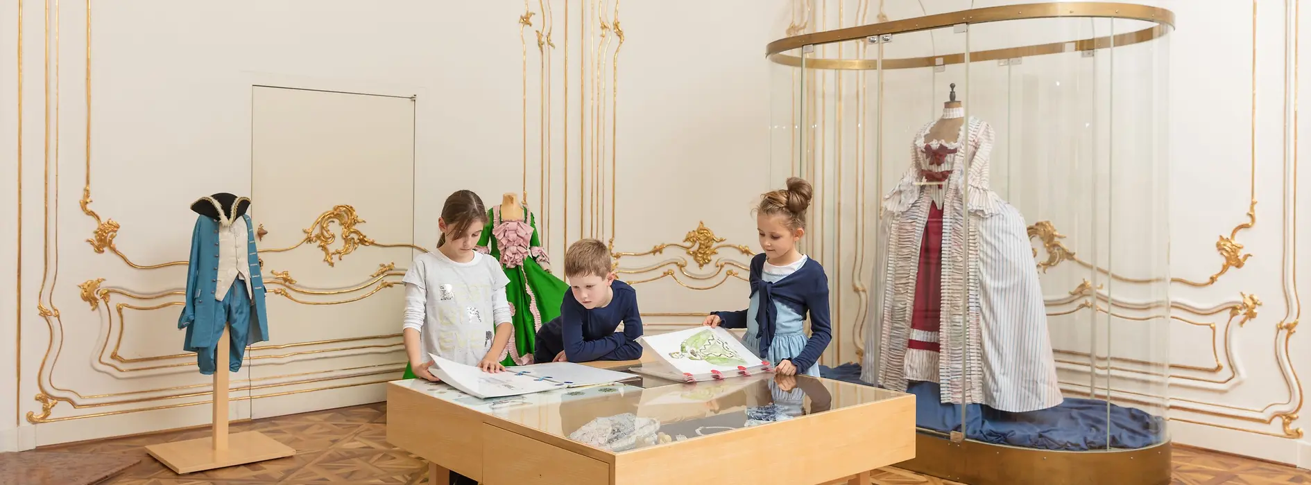 Children with costumes at Schönbrunn Palace 