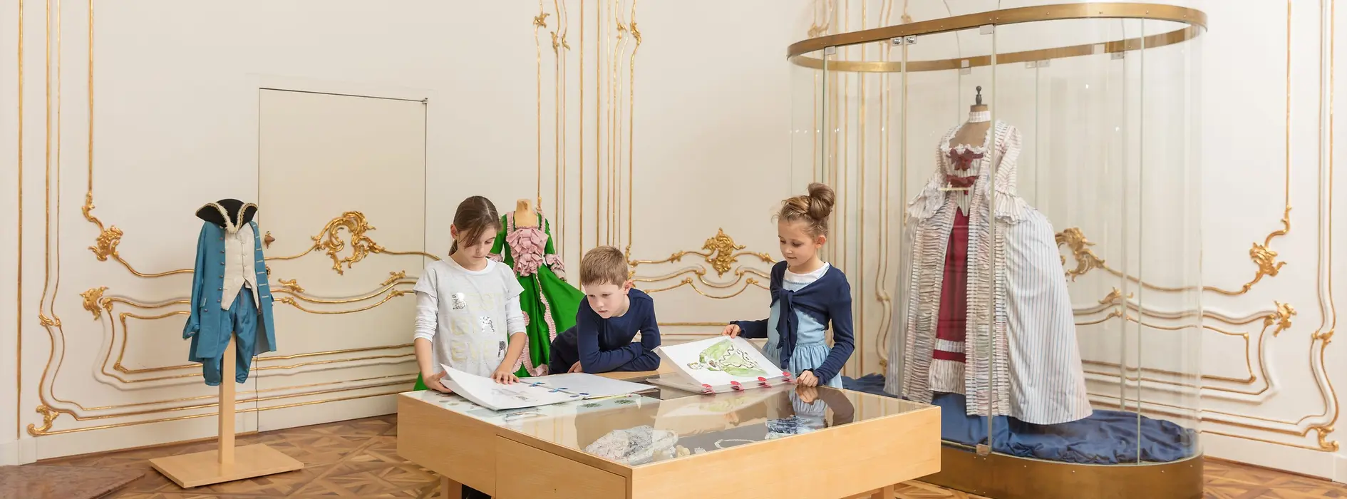 Children with costumes at Schönbrunn Palace 