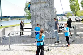 Enfants ramonant un tour