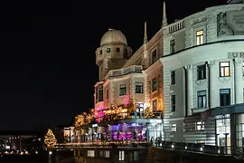 Terraza con decoración navideña con vistas sobre el Canal del Danubio