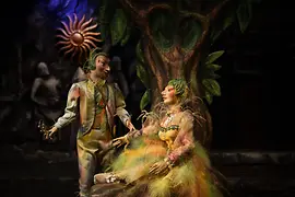 Papageno und Papagena aus Mozarts "Die Zauberflöte" als Marionetten.