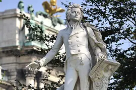 Mozart emlékmű a Várkertben (Burggarten)