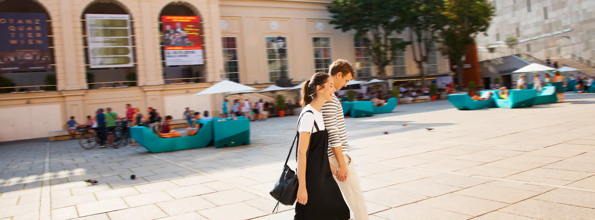 Câteva plimbări în curtea interioară a MuseumsQuartier