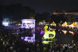 Popfest 2016: Publikum vor beleuchteter Seebühne, wo eine Band spielt. Blick auf das Gelände von oben.