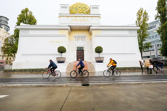 Des cyclistes devant la Sécession