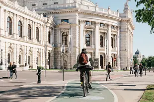 Un cycliste devant le Burgtheater