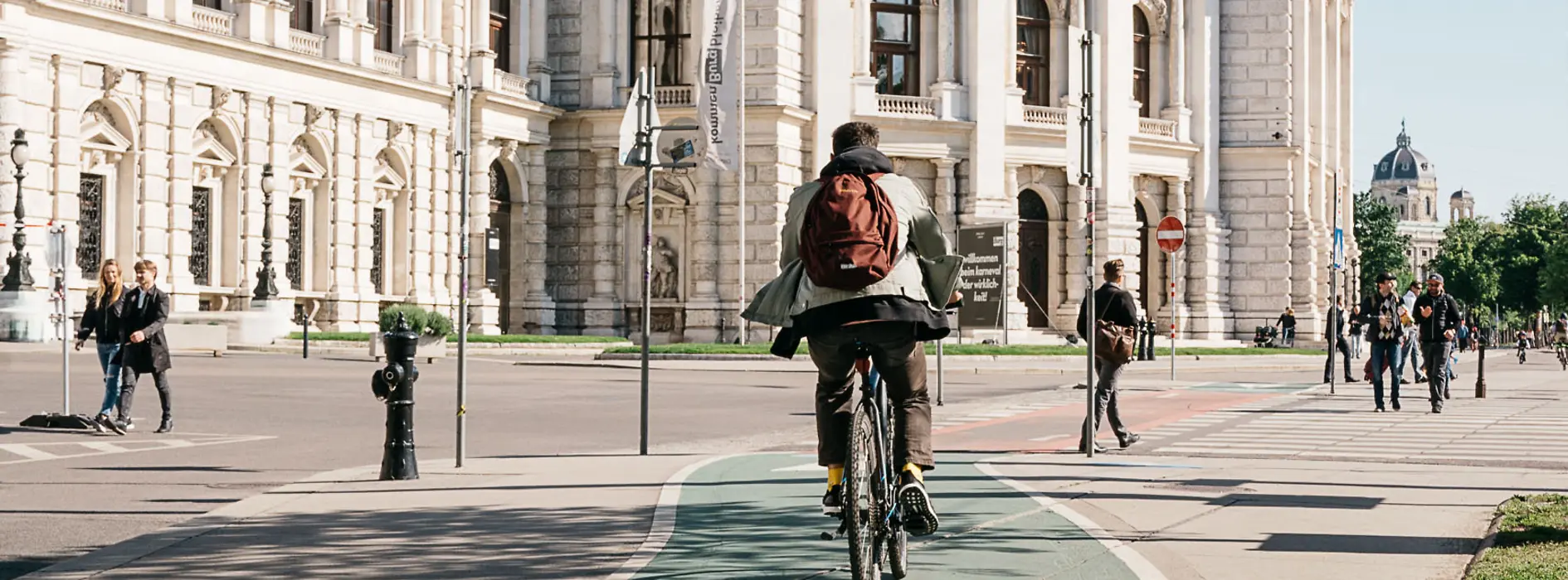 Cicloturisti di fronte al Burgtheater