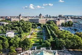 Vedere spre Volksgarten, muzeele de istorie naturală și de istorie a artei și Parlament