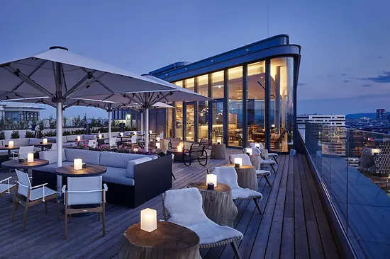 Rooftop bar Aurora, Andaz Vienna Am Belvedere, terrace, evening atmosphere 