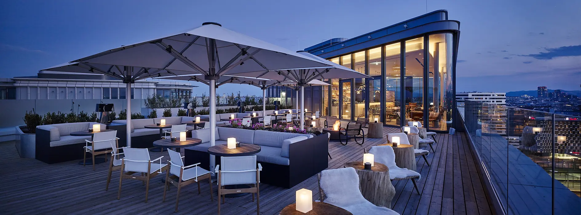 Rooftop bar Aurora, Andaz Vienna Am Belvedere, terrace, evening atmosphere 