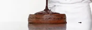 La torta Sacher viene ricoperta di glassa al cioccolato