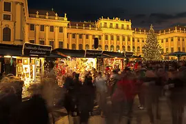 Schönbrunner Christkindlmarkt, Abendstimmung mit Gästen