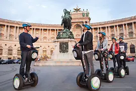 Comitiva a bordo dei segway davanti alla Hofburg