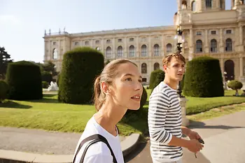 Paar beim Spazierengehen in Wien