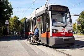 Rollstuhlfahrer bei Niederflur-Straßenbahn