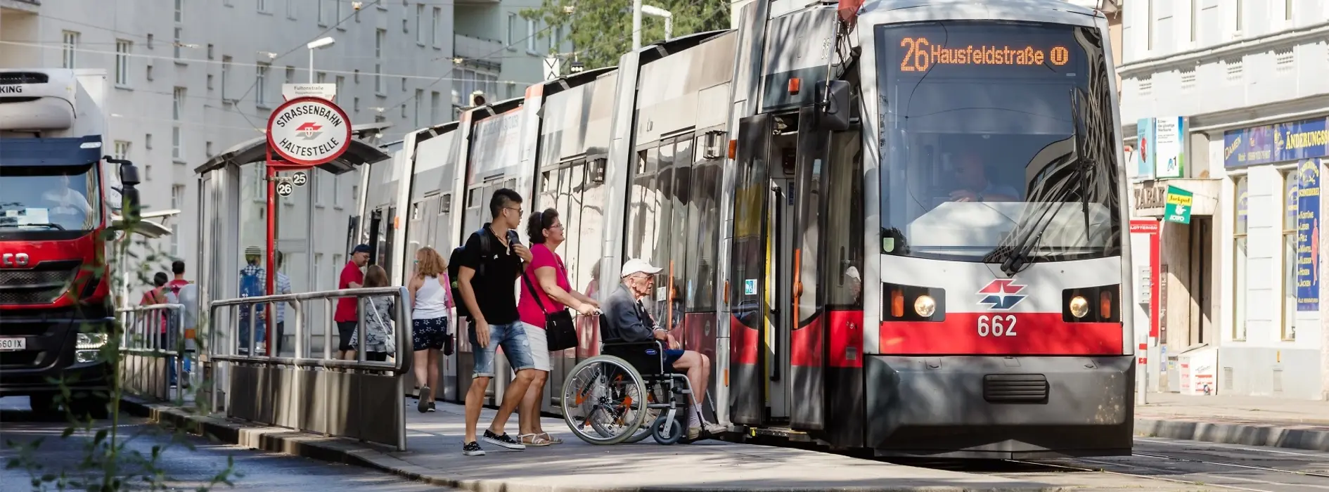 Rollstuhlfahrer bei Niederflur-Straßenbahn