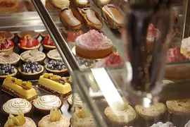 Patisserie in einer Vitrine