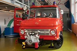 Enfants dans un camion de pompiers dans l'espace minTi du Musée technique de Vienne