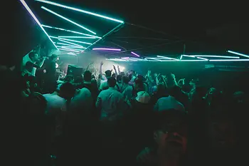 The Loft on Lerchenfelder Gürtel, interior shot with a view of the dance floor and guests 