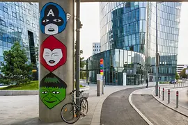 Honet Totem Modern című installációja az U2 metróvonal oszlopain a Trabrennstraße és a Stella-Klein-Löw-Weg között