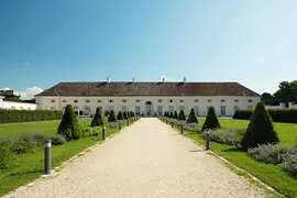 Blick auf das Gebäude der Porzellanmanufaktur Augarten